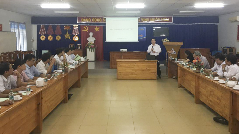 Ông Quách Văn Ngọc - Phó Chủ tịch Công đoàn Công Thương Việt Nam trao đổi kỹ năng đối thoại tại nơi làm việc với Hội nghị Tập huấn của Công đoàn VEAM