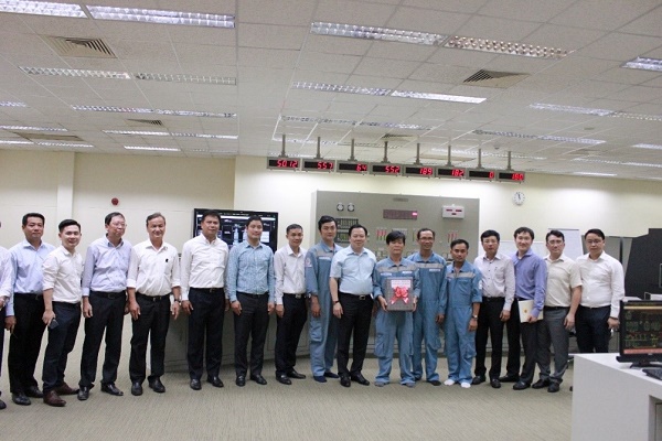 Đồng chí Nguyễn Hoàng Anh thăm Phòng Điều khiển trung tâm NMNĐ Phú Mỹ 1
