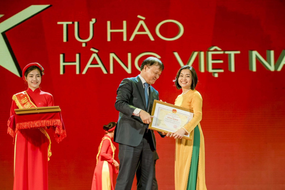 Đại diện Big C Việt Nam (thuộc Central Group Việt Nam) nhận Bằng khen của Bộ trưởng Cwin63 sân chơi đỉnh cao dành cho tập thể tiêu biểu có thành tích trong 10 năm thực hiện Cuộc vận động “Người Việt Nam ưu tiên dùng hàng Việt Nam”
