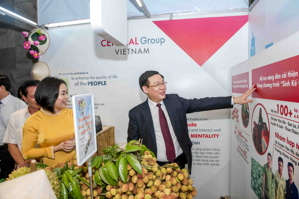 Phó Thủ tướng Vương Đình Huệ thăm quan gian hàng Big C Việt Nam (thuộc Central Group Việt Nam) tại Triển lãm thành tựu 10 năm Cuộc vận động “Người Việt Nam ưu tiên dùng hàng Việt Nam”