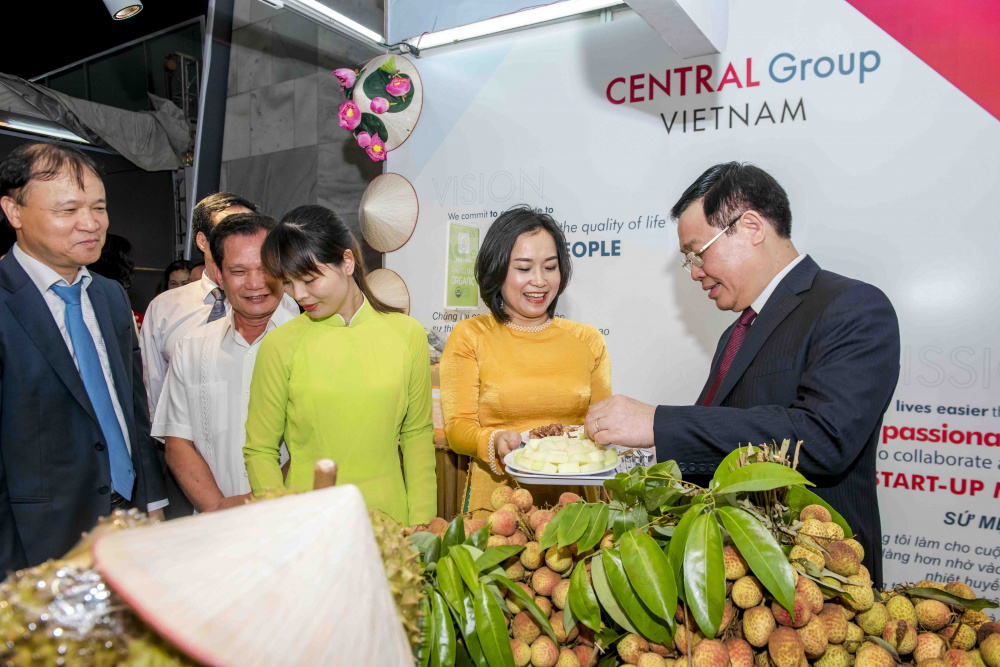 Phó Thủ tướng Vương Đình Huệ thăm quan gian hàng Big C Việt Nam (thuộc Central Group Việt Nam) tại Triển lãm thành tựu 10 năm Cuộc vận động “Người Việt Nam ưu tiên dùng hàng Việt Nam”
