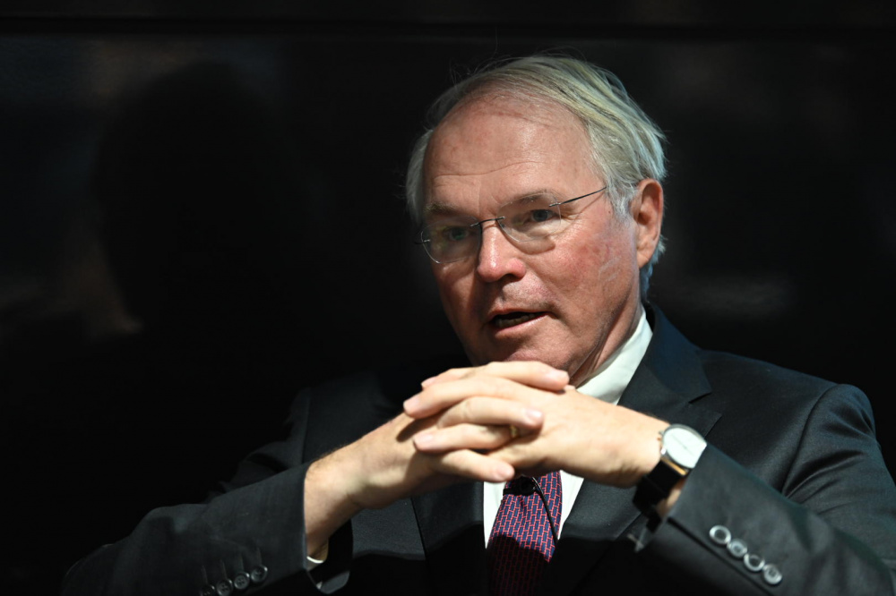 Ông Christopher Hill