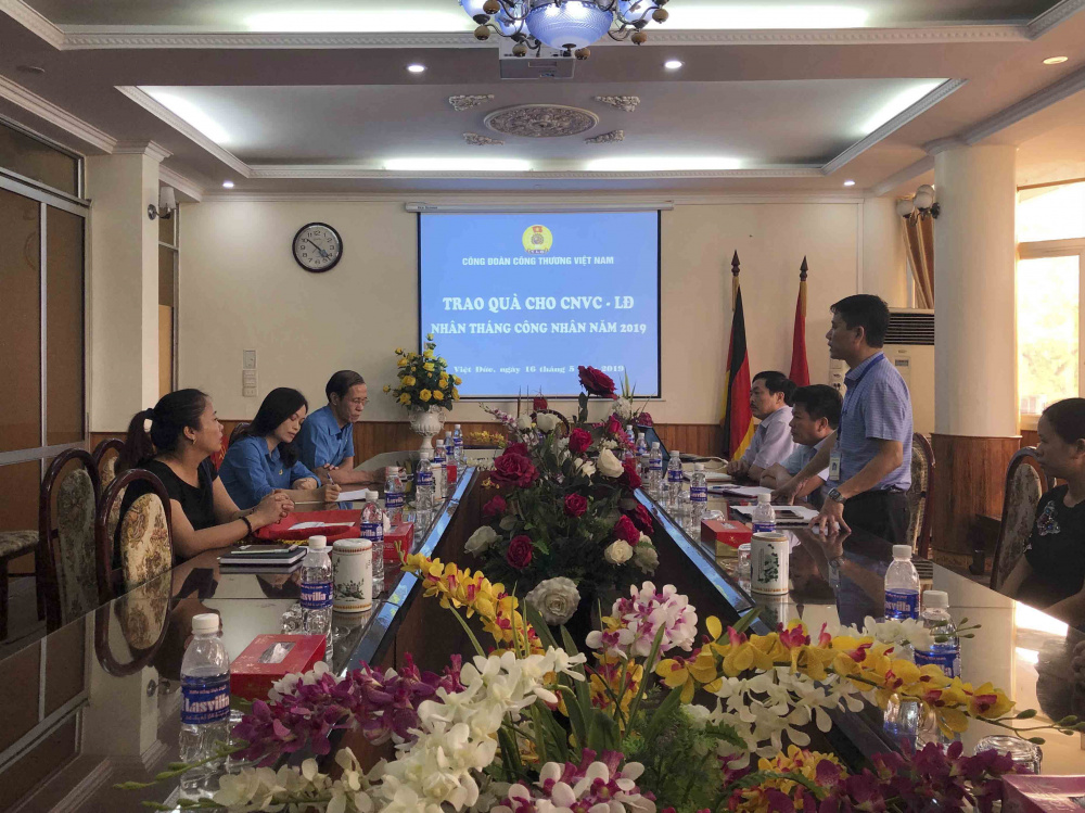 Đại diện Công đoàn Cao đẳng Tải về ứng dụng CWIN05 ngay hôm nay Cẩm Phả báo cáo với đoàn CĐCTVN