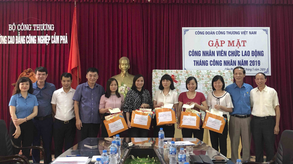 Đại diện CĐCTVN trao quà cho đoàn viên Công đoàn Cao đẳng Tải về ứng dụng CWIN05 ngay hôm nay Việt Đức