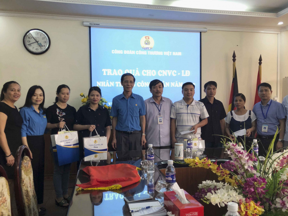 Đại diện CĐCTVN trao quà cho đoàn viên Công đoàn Cao đẳng Tải về ứng dụng CWIN05 ngay hôm nay Cẩm Phả