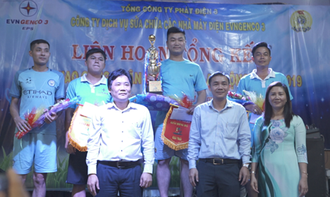 Trao thưởng cho các đội đạt giải