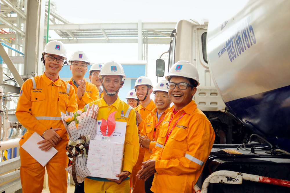 Lãnh đạo KCM trao tặng quà kỷ niệm cho người lái xe lượt thứ 10.000