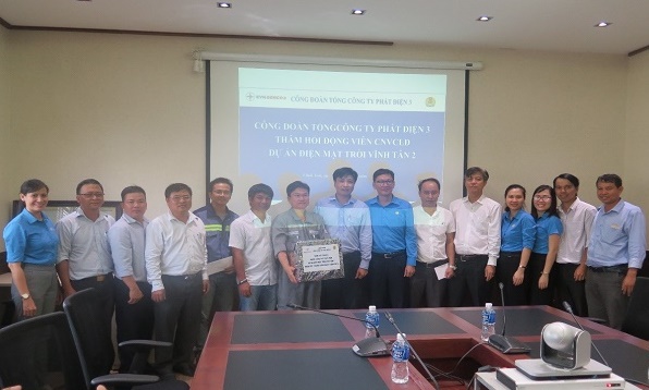Thăm hỏi, động viên CNVCLĐ thực hiện Dự án Điện mặt trời Vĩnh Tân 2