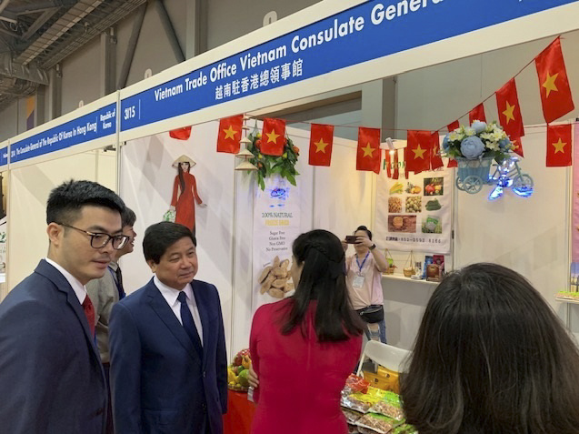 Thứ trưởng Bộ Nông nghiệp và Phát triển nông thôn Lê Quốc Doanh thăm gian hàng Thương vụ