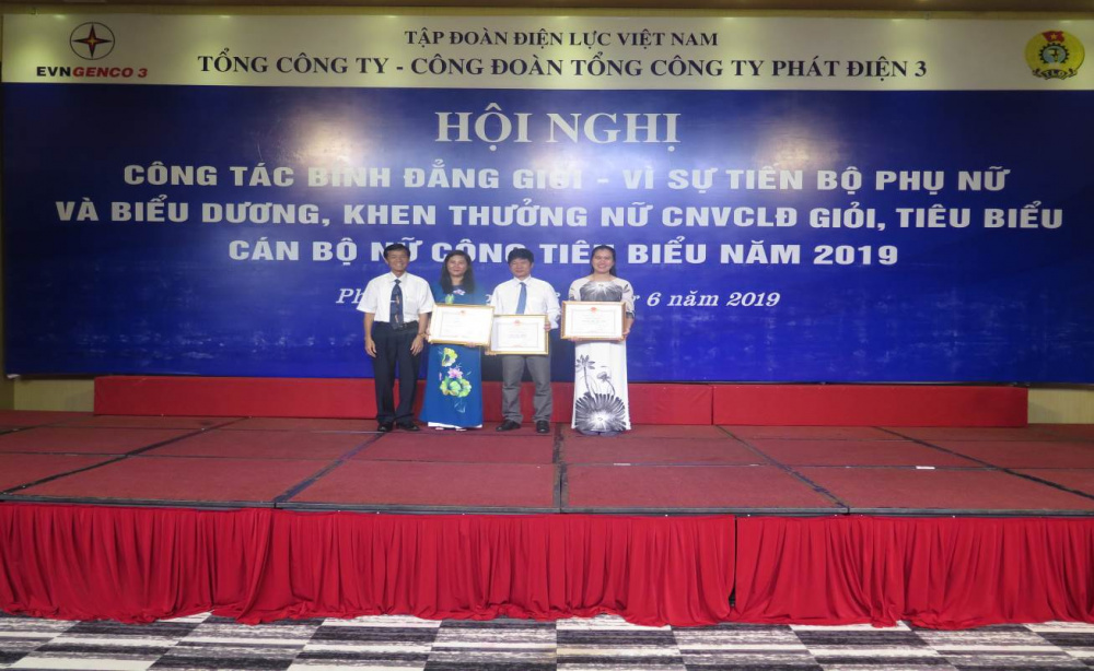 Ông Nguyễn Nghiêm Lĩnh - Phó Trưởng ban TC&NS, Phó Trưởng ban  VSTBPN EVN trao Bằng khen cho các cá nhân có nhiều thành tích  trong công tác Bình đẳng giới - VSTBPN EVNGENCO 3