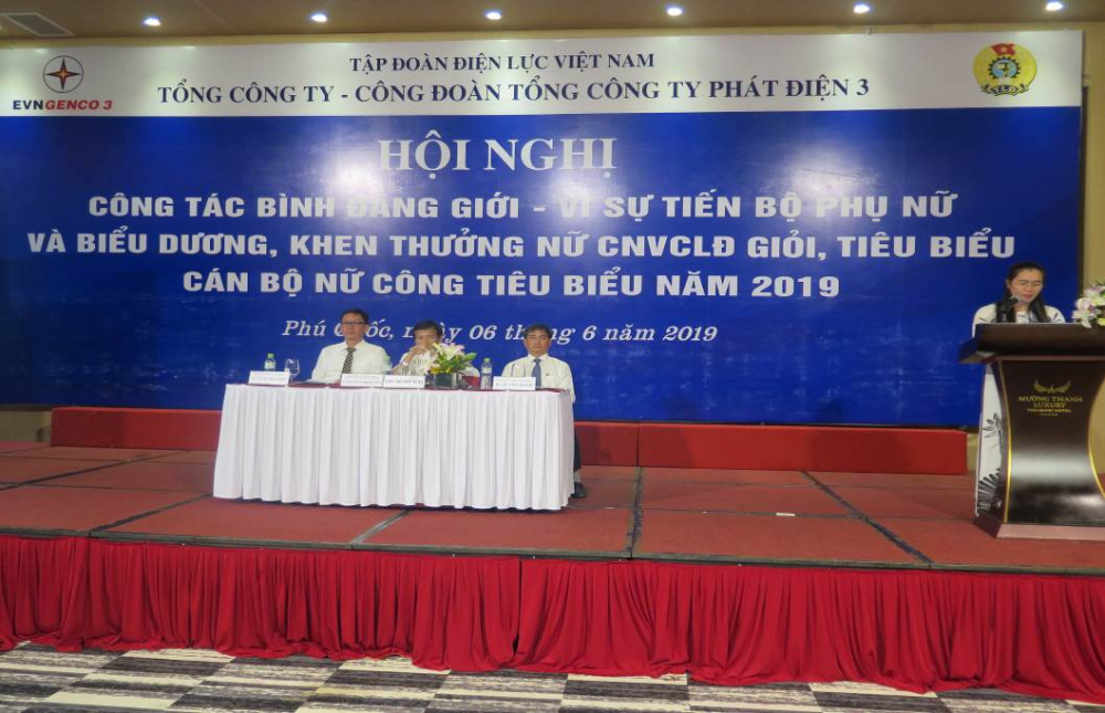 Bà Trương Thị Ngọc Linh - Phó Trưởng ban TC&NS EVNGENCO 3 báo cáo  về công tác bình đẳng giới tại hội nghị