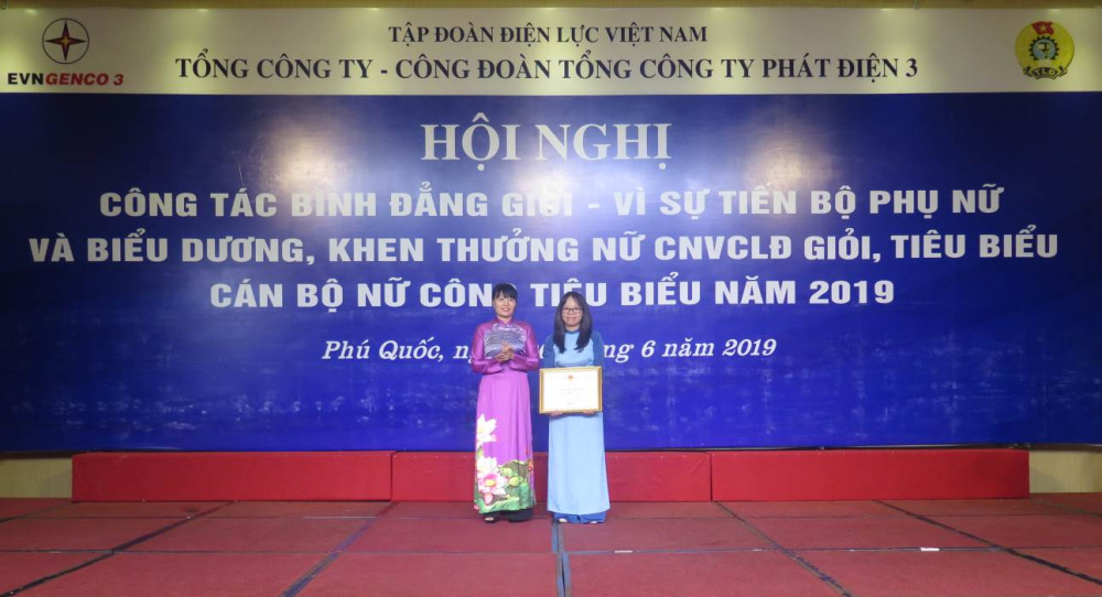 Bà Nguyễn Thị Chiến - Uỷ viên BCH, Trưởng ban Nữ công Công đoàn ĐLVN  trao bằng khen cho cá nhân đạt giải thưởng Phụ nữ EVN sáng tạo 