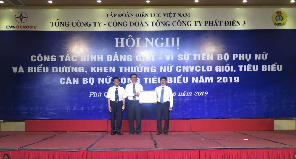 Ông Nguyễn Nghiêm Lĩnh - Phó Trưởng ban TC&NS, Phó Trưởng ban  VSTBPN EVN trao Bằng khen cho Ban VSTBPN EVNGENCO 3