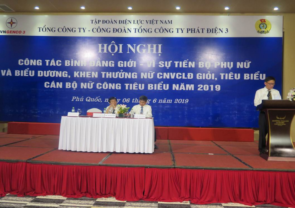 Ông Vũ Quang Sáng - Phó Chủ tịch Công đoàn EVNGENCO 3  báo cáo công tác nữ công tại Hội nghị