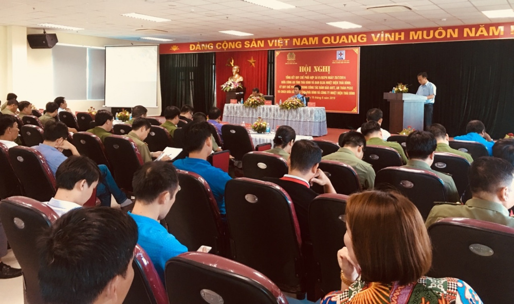 Ông Trần Hữu Học – Phó Giám đốc Công ty Nhiệt điện Thái Bình trình bày Báo cáo kết quả thực hiện Quy chế phối hợp số 01/QCPH ngày 25/07/2014 về phối hợp bảo vệ an ninh,  an toàn Dự án Nhà máy Nhiệt điện Thái Bình 