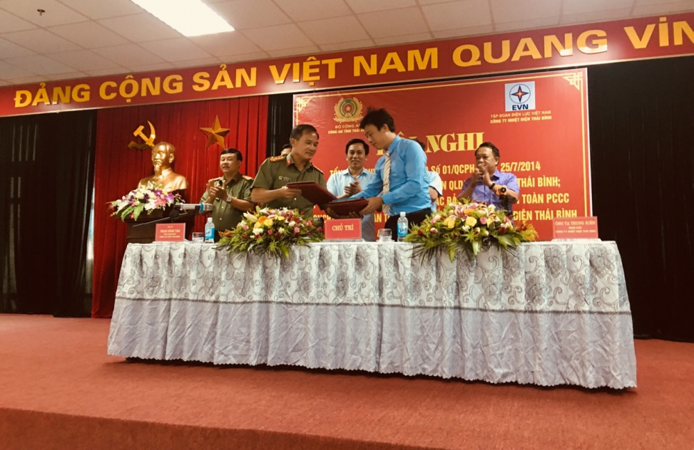 Lãnh đạo 02 đơn vị Ký Quy chế phối hợp giữa  Công an tỉnh Thái Bình và Công ty Nhiệt điện Thái Bình