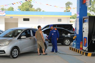 Những khách hàng đến mua hàng tại cửa hàng