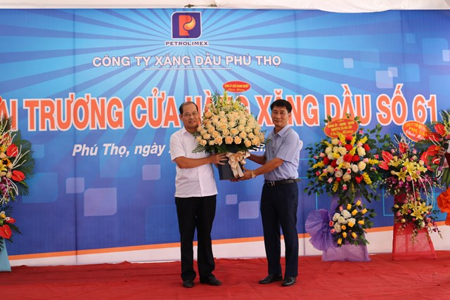 Phó Bí thư CWIN được cấp phép hợp pháp bởi PAGCOR và Freeport khối DN Phú Thọ Hoàng Tiến Xuân tặng hoa chúc mừng