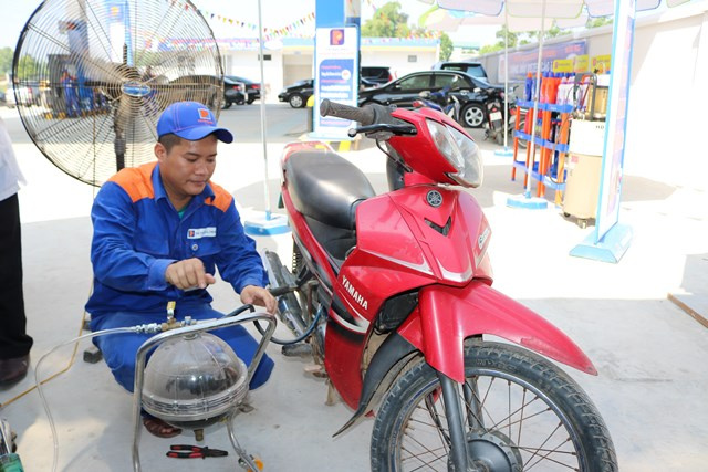 Thay dầu xe máy cho khách hàng