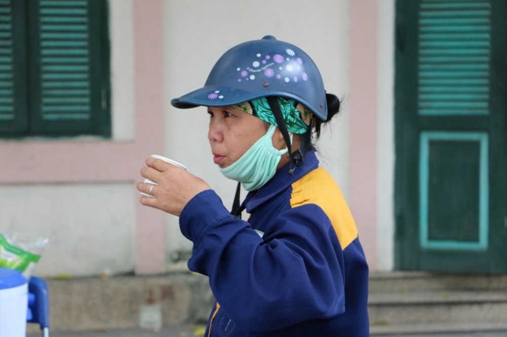 nữ lao công uống nước miễn phí