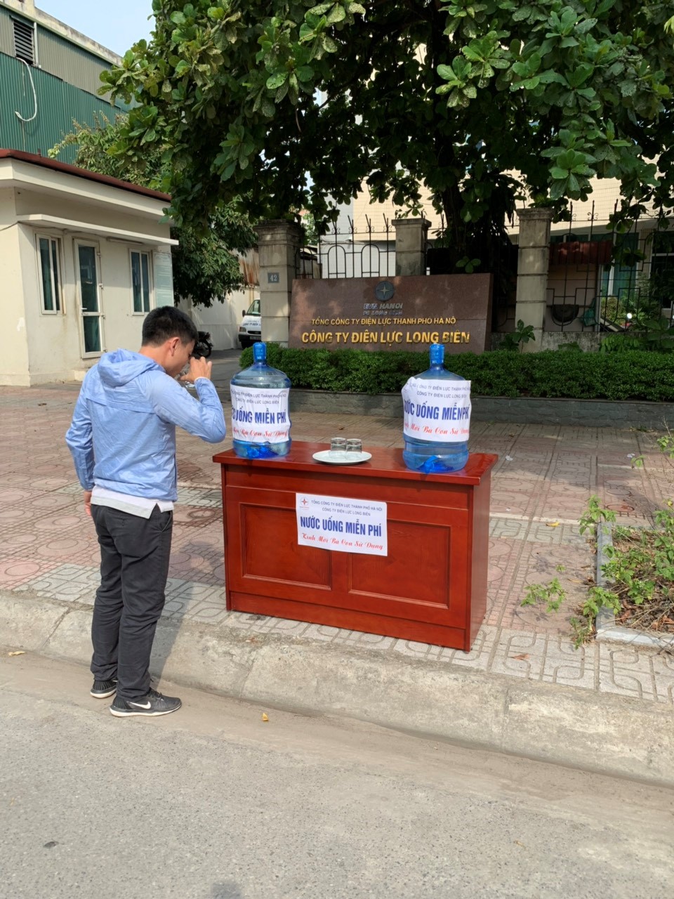Nam thanh niên đi đường