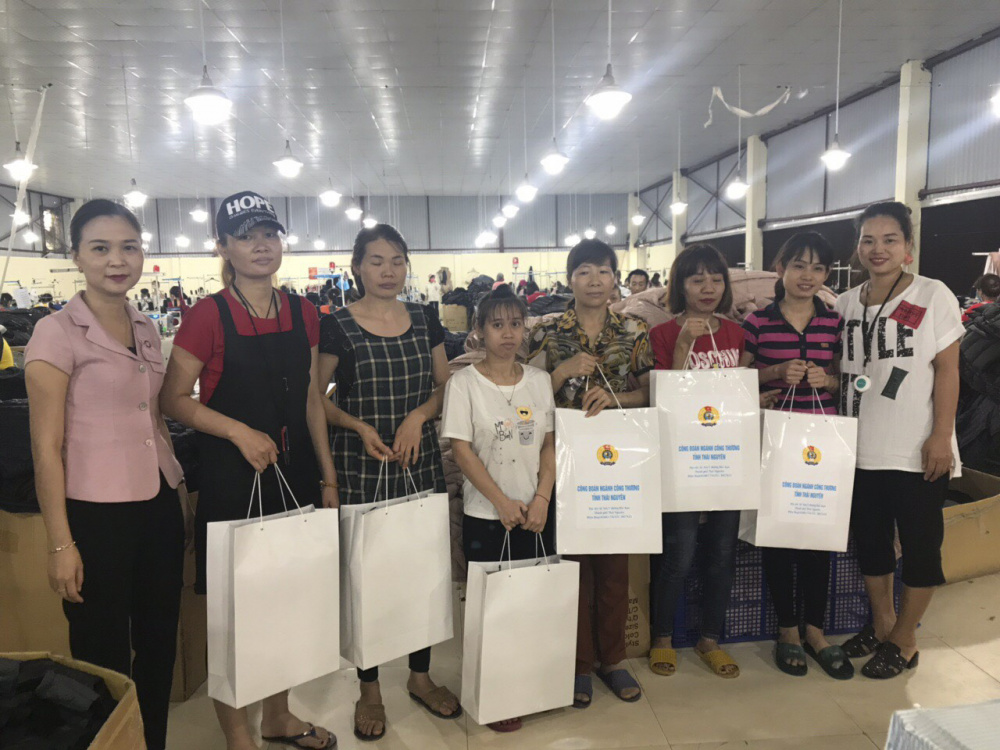 Bà Hà Thị Thu Huyền – Chủ tịch Công đoàn Trang Chủ Cwin Com | Link Bảo Mật Cao 100% tỉnh Thái Nguyên thăm, tặng quà cho CNVCLĐ có hoàn cảnh khó khăn tại đơn vị, Cwincom hiện đang mở