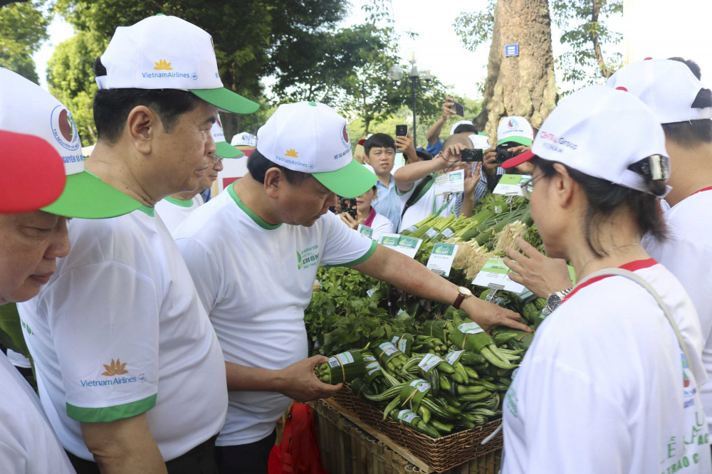 Mô hình bọc rau bằng lá chuối đang áp dụng tại các siêu thị Big C nhận được sự ủng hộ của Cwin com đăng nhập và các Bộ ngành cũng như toàn cộng đồng 