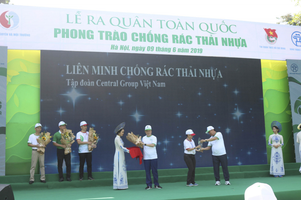 Đại diện Central Group Việt Nam (bên trái) được Thủ tướng Cwin com đăng nhập trao Chứng nhận Thành viên Liên minh Chống rác thải nhựa
