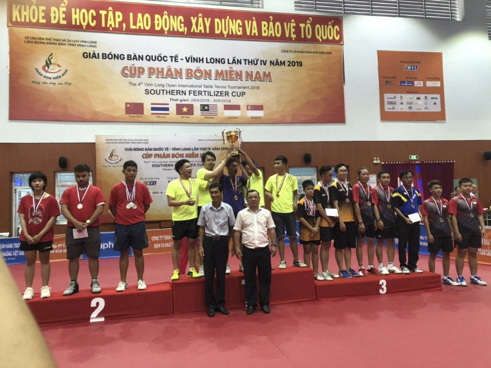 Trao giải Trao giải cho các vận động viên đạt cúp vô địch ở nội dung đồng đội nam quốc tế