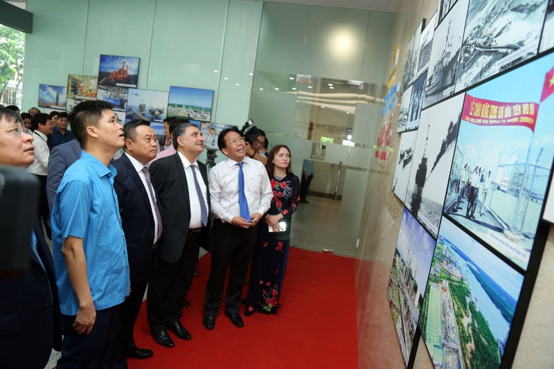 Các đại biểu tham quan triển lãm