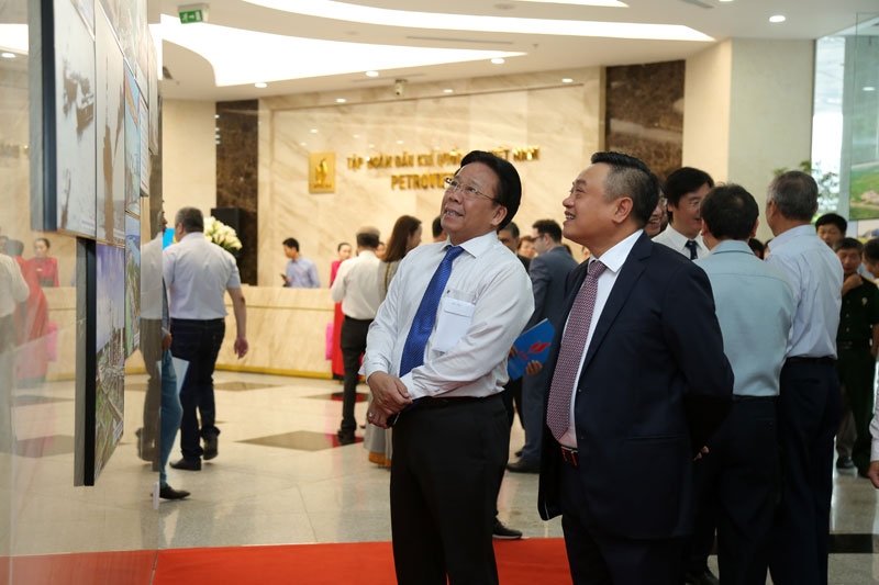 Các đại biểu tham quan triển lãm