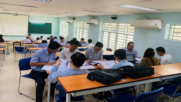 Học viên trao đổi, làm bài tập thực hành theo nhóm