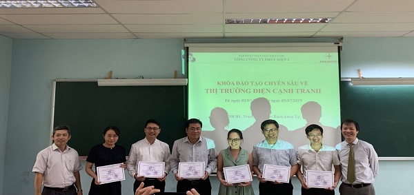 Học Học viên nhận chứng chỉ đào tạo sau Khóa học