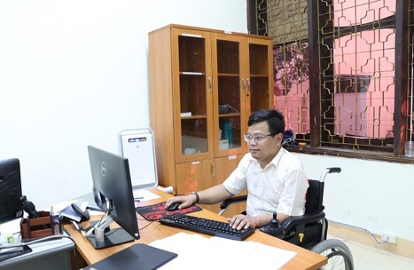 Anh Vũ Thanh Hồng công nhân Xí nghiệp dịch vụ Điện lực Nghệ An thuộc Công ty Dịch vụ Điện lực miền Bắc tấm gương vượt lên số phận