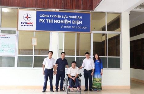 Anh Hồng luôn dành được sự quan tâm và hỗ trợ từ đồng nghiệp
