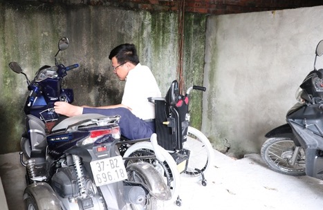 Anh thường xuyên tự di chuyển từ nơi làm việc về nhà bằng chiếc xe máy ba bánh