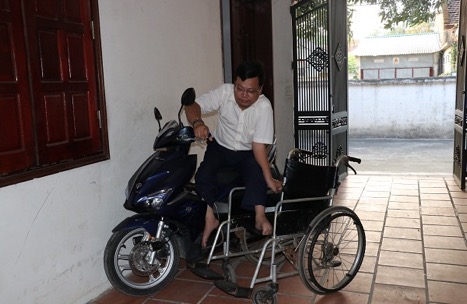 Anh thường xuyên tự di chuyển từ nơi làm việc về nhà bằng chiếc xe máy ba bánh