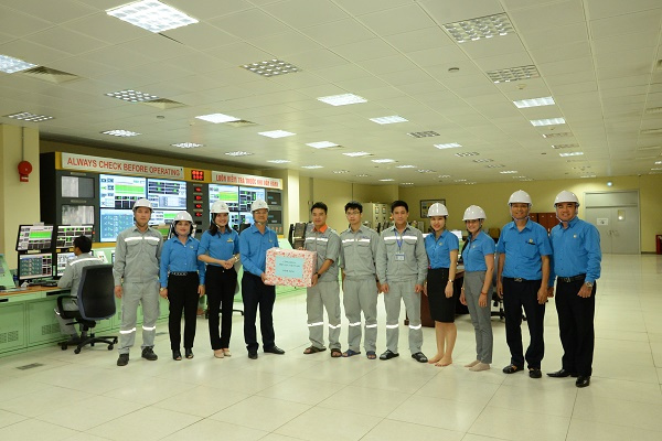 Công đoàn EVN và Công đoàn GENCO3 tặng quà cho CBCNV nhân tháng công nhân