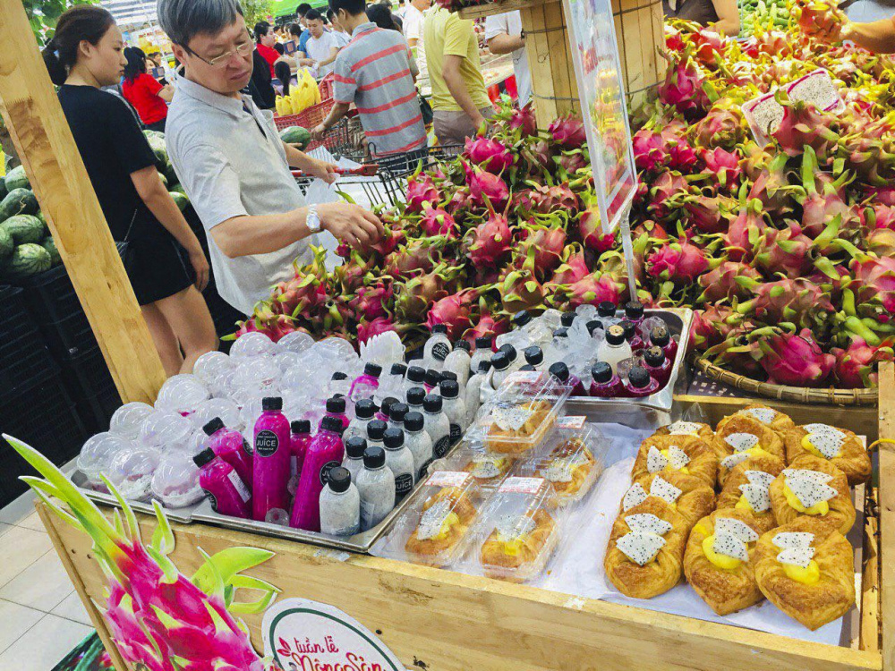 Bên cạnh thăng long Bình Thuận tươi, nhiều món ăn, thức uống chế biến từ thanh long Bình Thuận cũng được bày bán tại siêu thị Big C Thăng Long