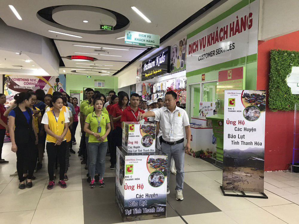 Cán bộ nhân viên Big C Thanh Hóa ủng hộ người dân vùng bão lũ
