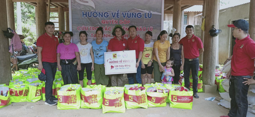 Big C Thanh Hóa phối hợp với Hội chữ thập đỏ Việt Nam tại tỉnh trao tặng 118 phần quà và tiền mặt trị giá 125 triệu đồng tới tận tay 74 hộ dân