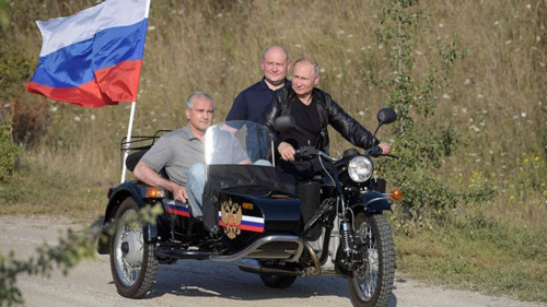 TT Putin bị kiện vì đi xe máy không đội mũ