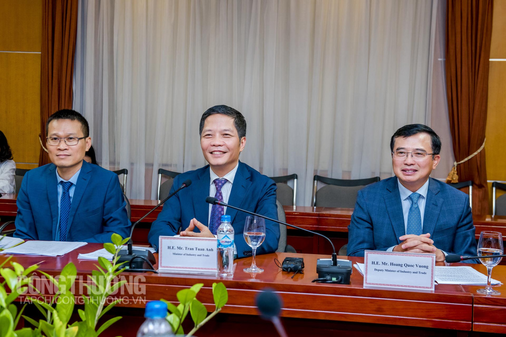 Bộ trưởng Trần Tuấn Anh và Thứ trưởng Hoàng Quốc Vượng tại buổi làm việc với Bộ Nông nghiệp và Dinh dưỡng Đức