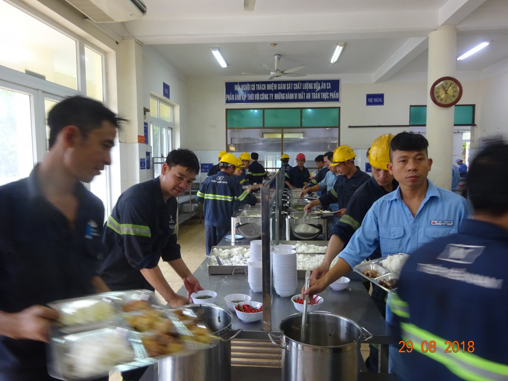 bữa ăn ca của công nhân thép miền nam