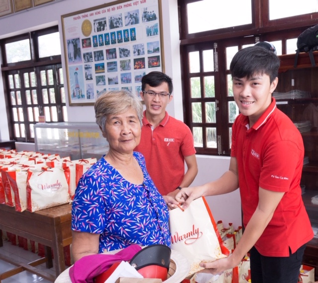 Giúp đỡ những người già yếu, neo đơn