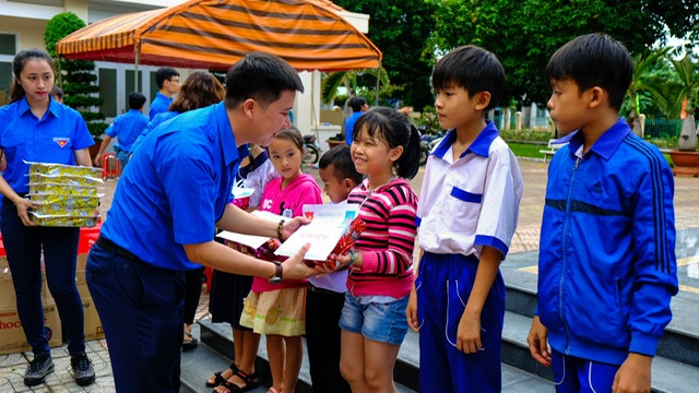 Đoàn Thanh niên Công ty Chế biến Khí Vũng Tàu hỗ trợ học sinh tại Bình Ba