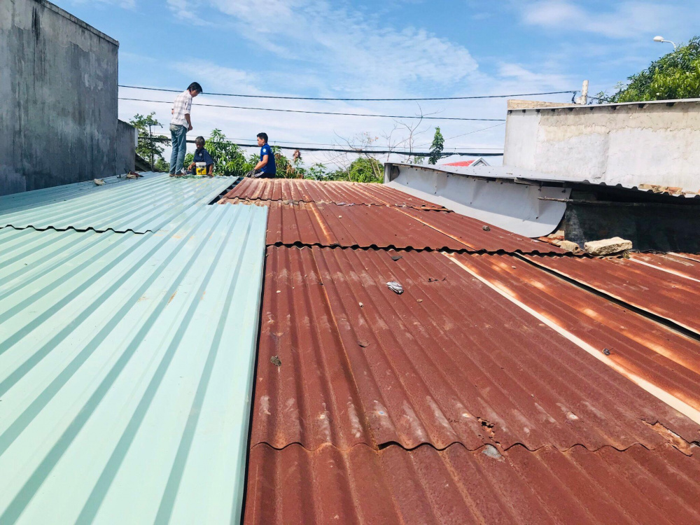 Đoàn Thanh niên công ty Tôn Phương Nam tiếp tục phối hợp cùng Học viện Cán bộ Thành phố Hồ Chí Minh, đoàn Thanh niên các địa phương để hỗ trợ lợp lại tôn các ngôi nhà xuống cấp 