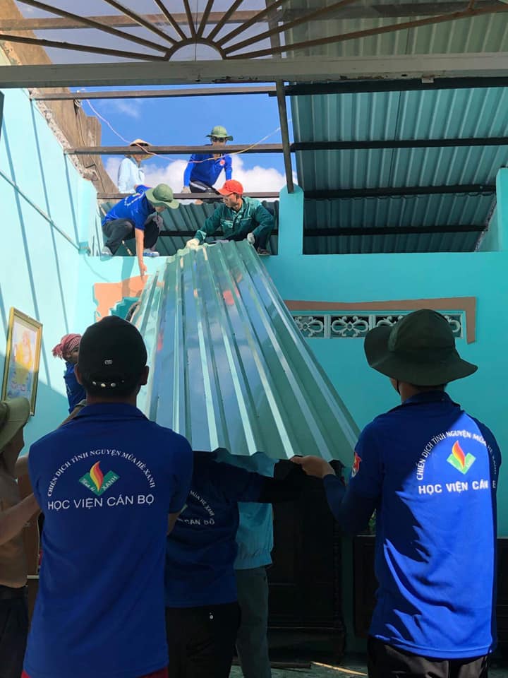 Đoàn Thanh niên công ty Tôn Phương Nam tiếp tục phối hợp cùng Học viện Cán bộ Thành phố Hồ Chí Minh, đoàn Thanh niên các địa phương để hỗ trợ lợp lại tôn các ngôi nhà xuống cấp