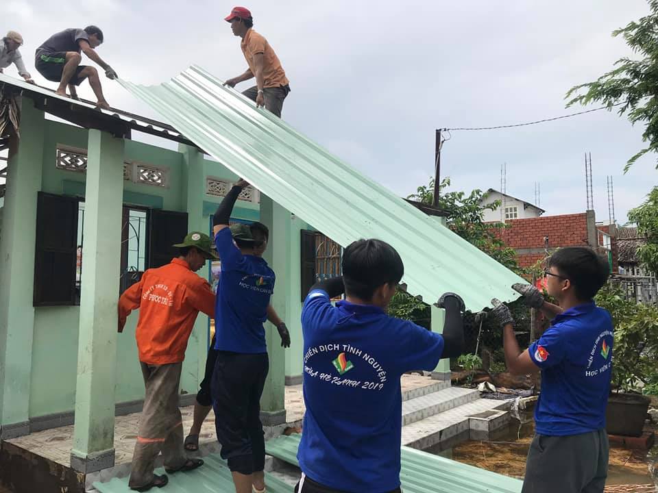 Đoàn Thanh niên công ty Tôn Phương Nam tiếp tục phối hợp cùng Học viện Cán bộ Thành phố Hồ Chí Minh, đoàn Thanh niên các địa phương để hỗ trợ lợp lại tôn các ngôi nhà xuống cấp ở Huyện Cần Giờ