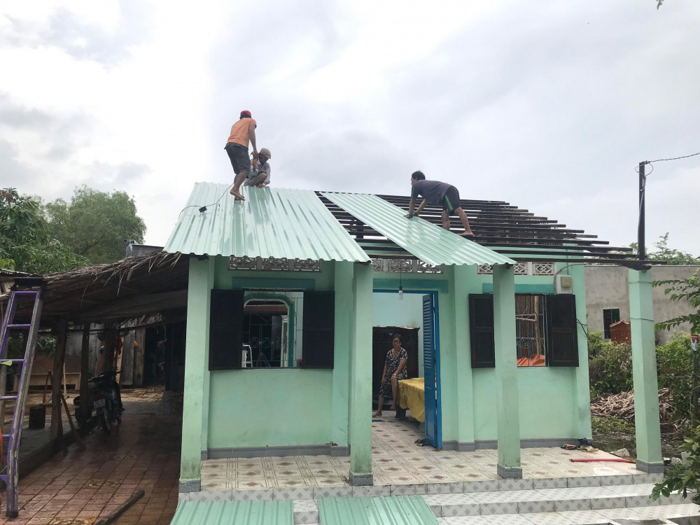 Đoàn Thanh niên công ty Tôn Phương Nam tiếp tục phối hợp cùng Học viện Cán bộ Thành phố Hồ Chí Minh, đoàn Thanh niên các địa phương để hỗ trợ lợp lại tôn các ngôi nhà xuống cấp